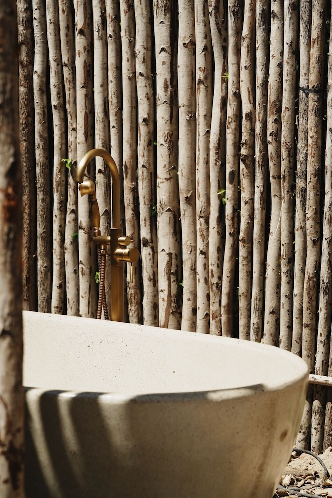 Deep soaking bathtub