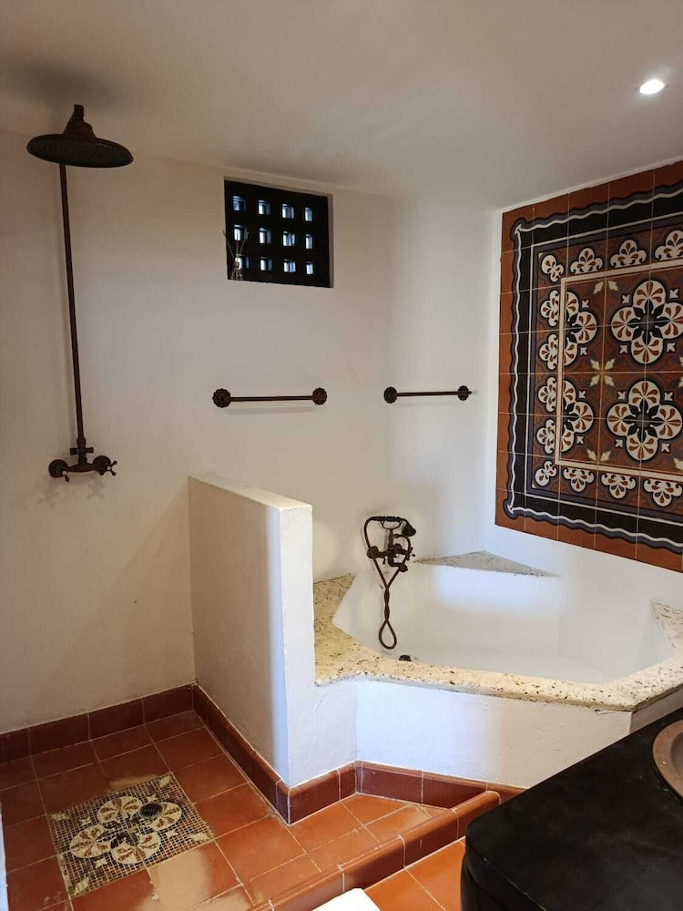 Deep soaking bathtub