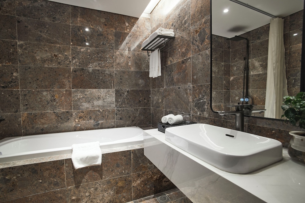 Deep soaking bathtub