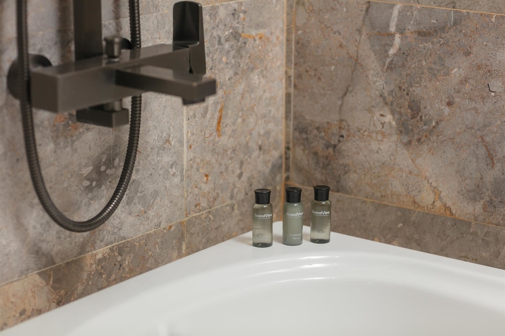 Deep soaking bathtub