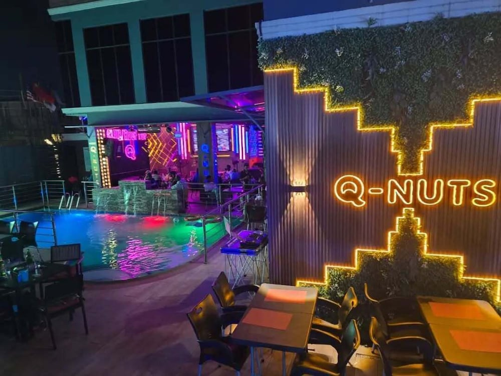 Swim-up bar