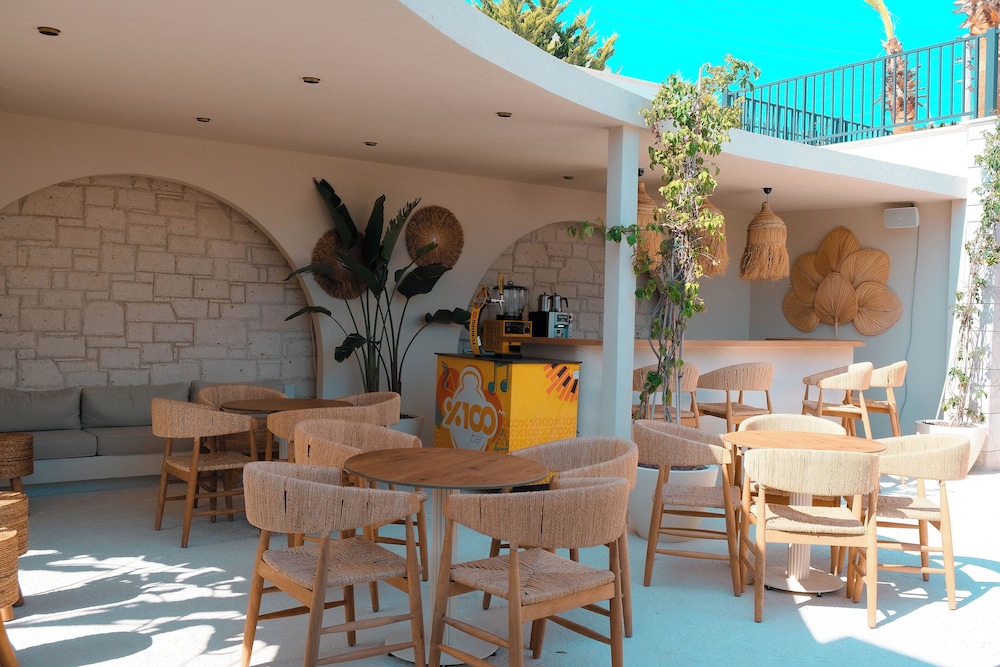 Swim-up bar
