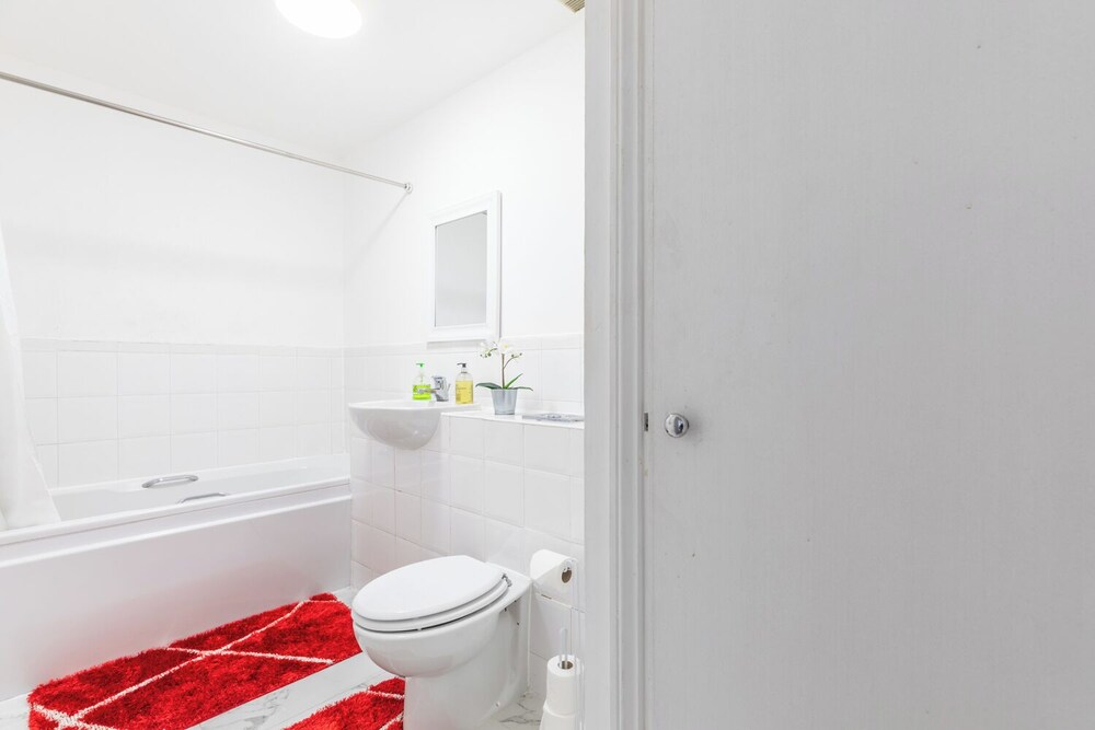 Deep soaking bathtub