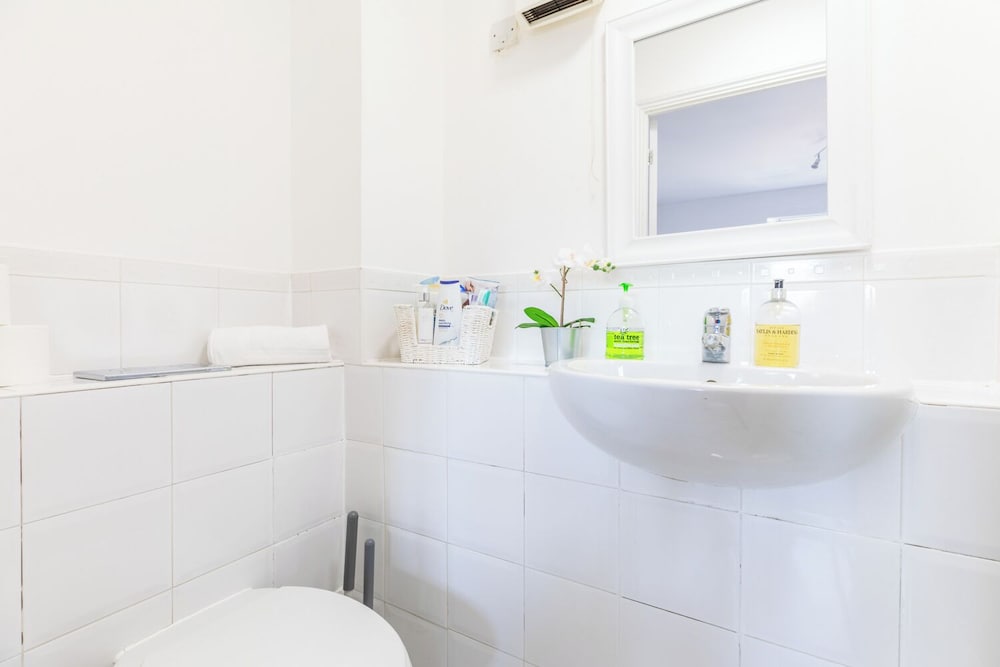 Bathroom sink