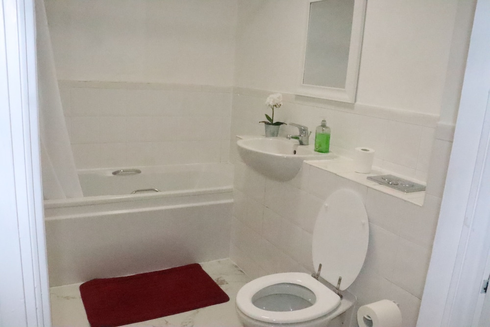 Deep soaking bathtub