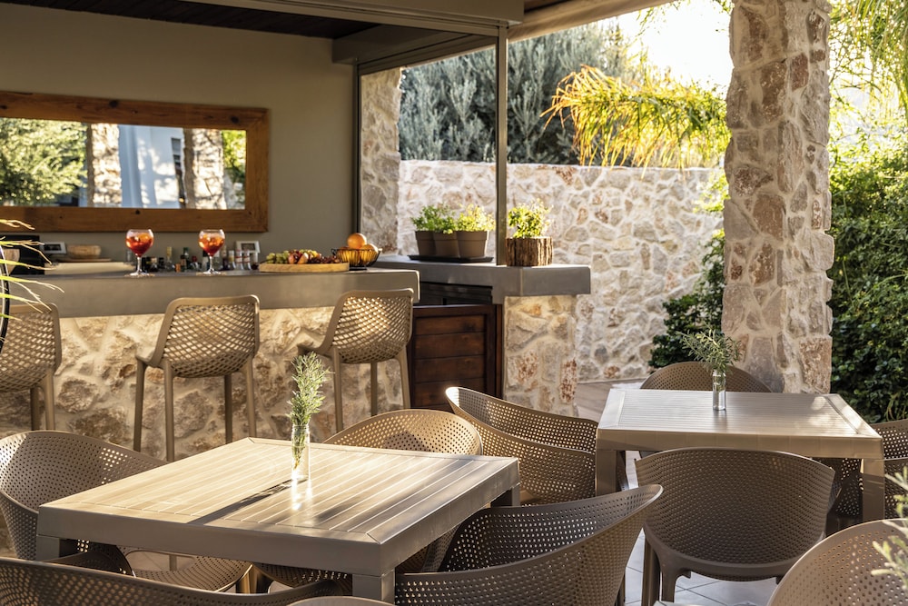 Poolside bar