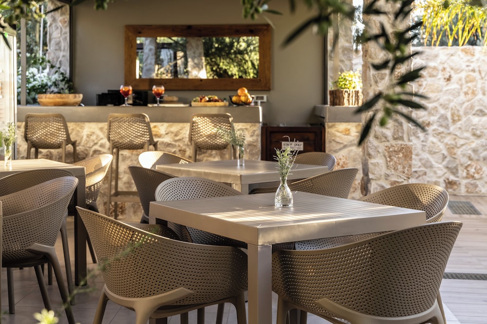 Poolside bar
