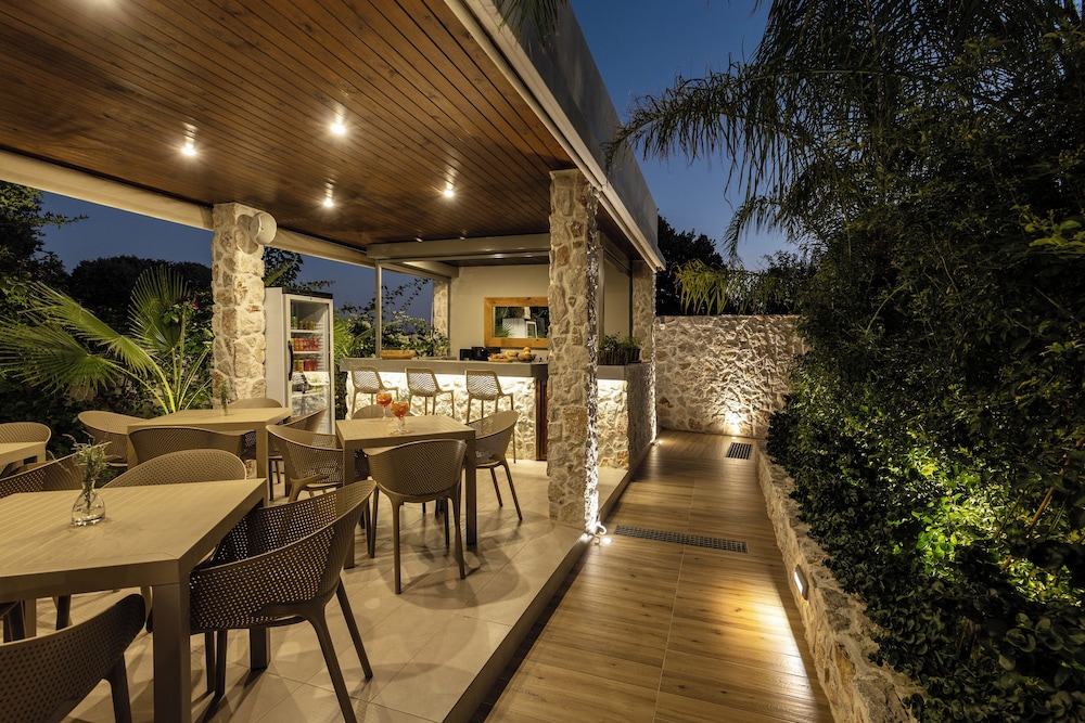 Poolside bar