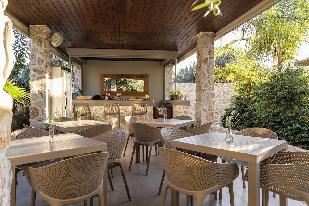 Poolside bar