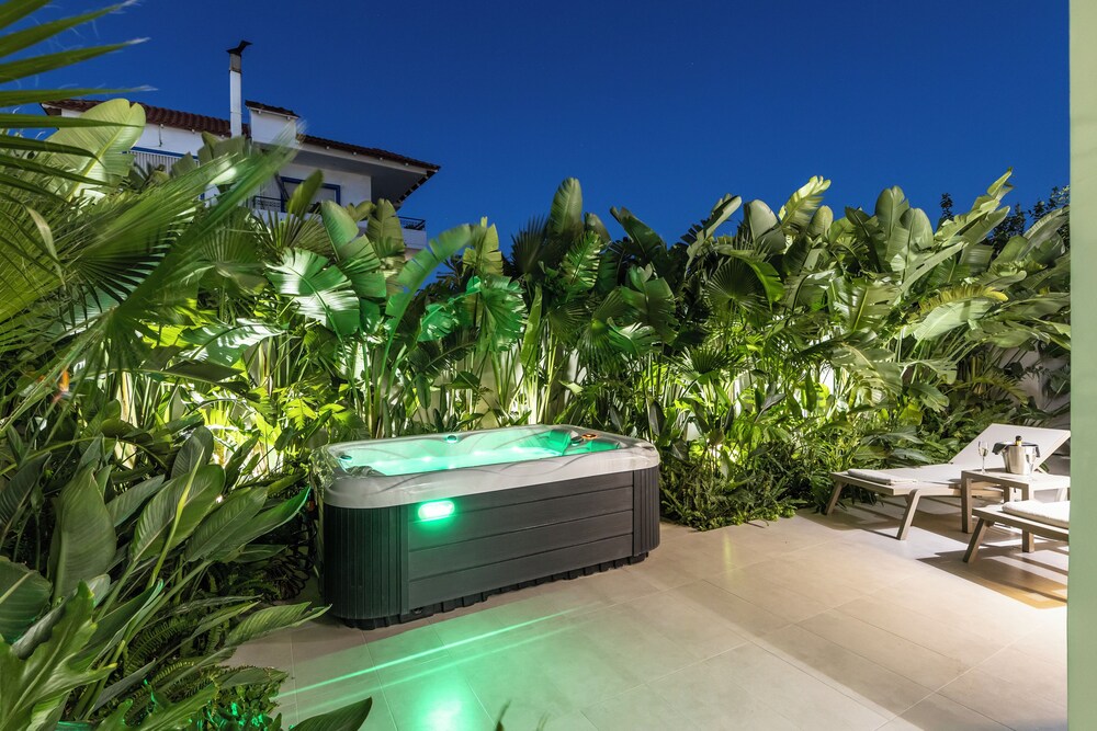 Private spa tub