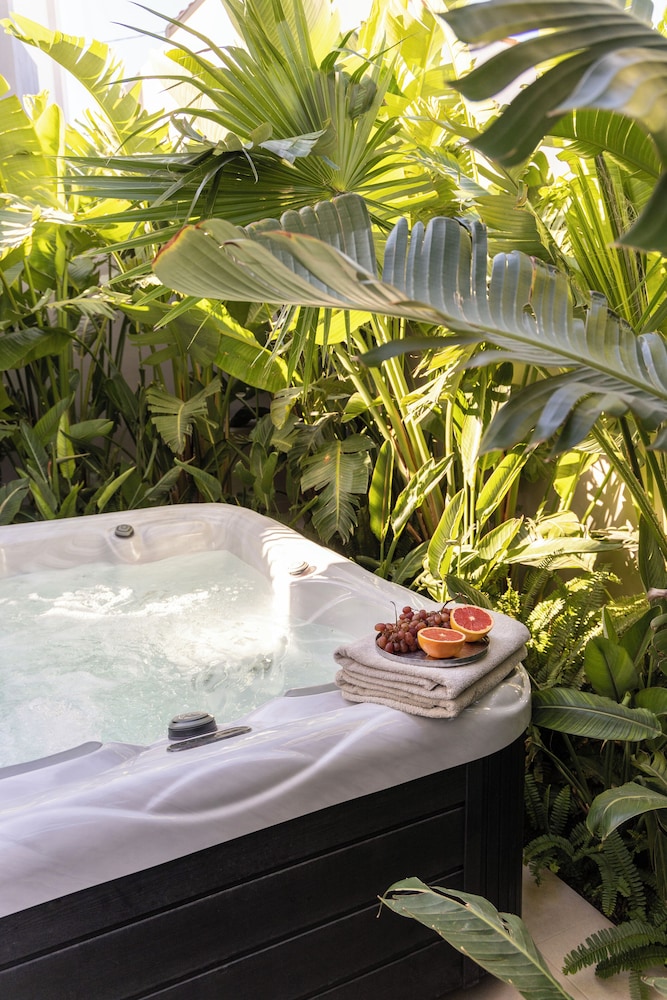 Private spa tub