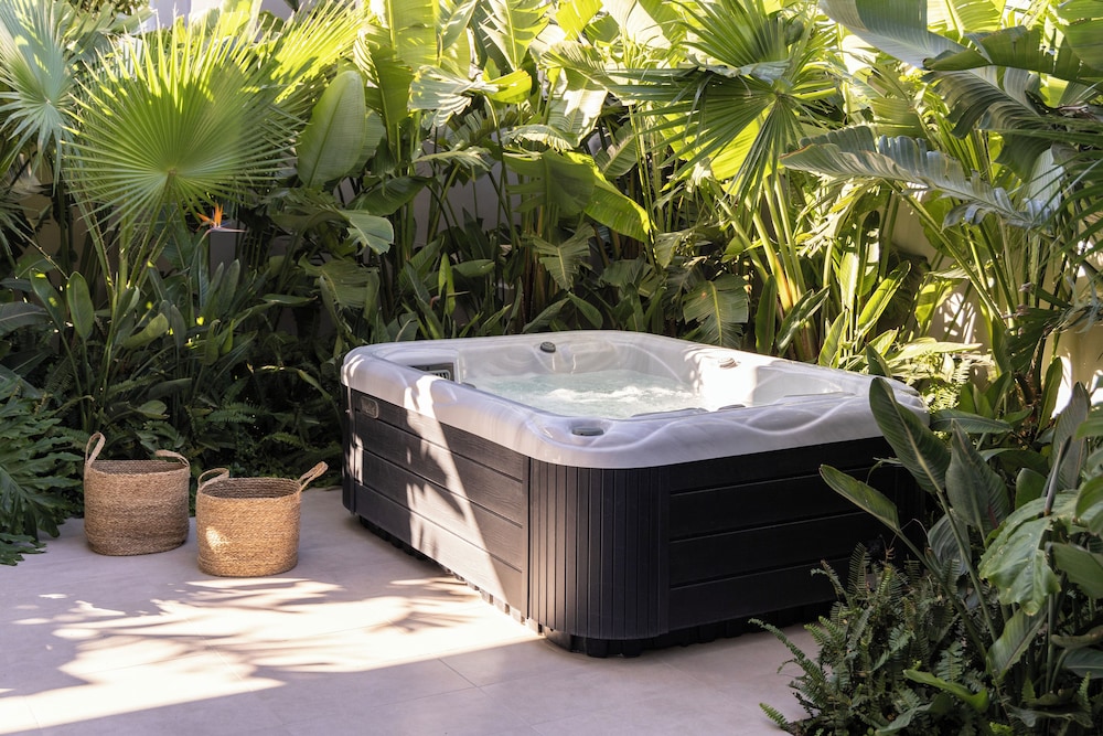 Private spa tub