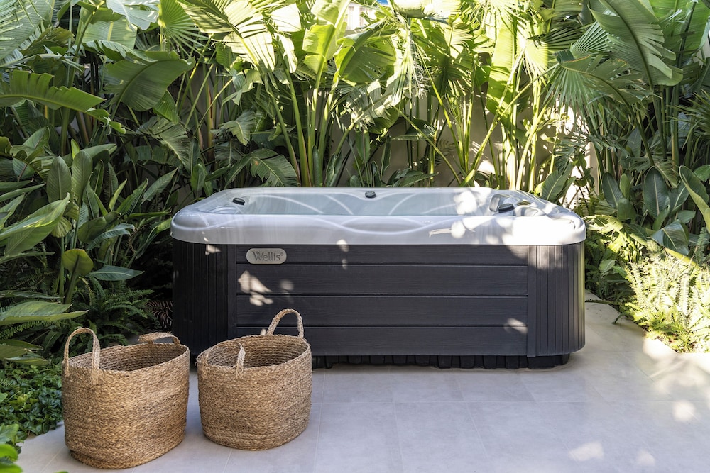 Private spa tub