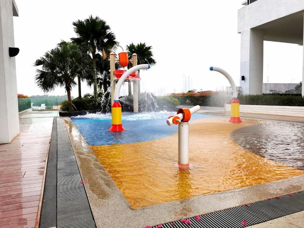 Swim-up bar