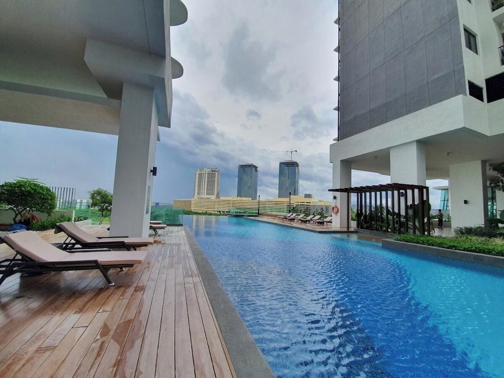 Swim-up bar