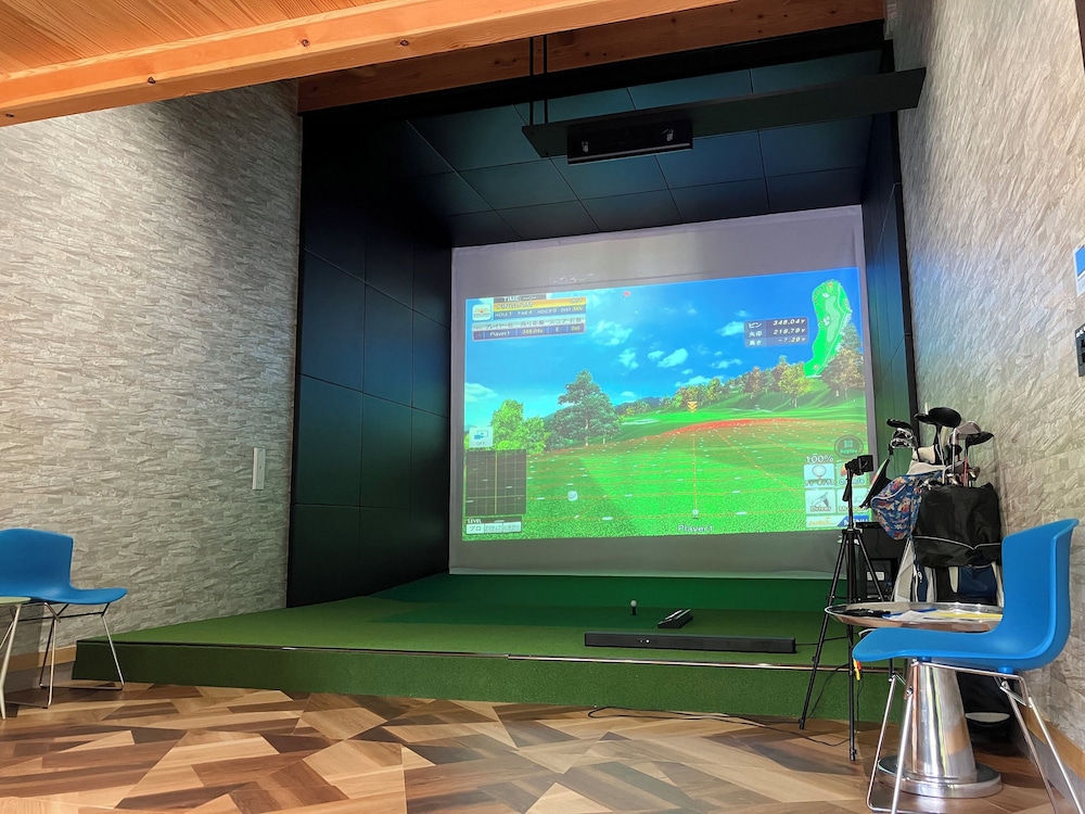Indoor golf driving range