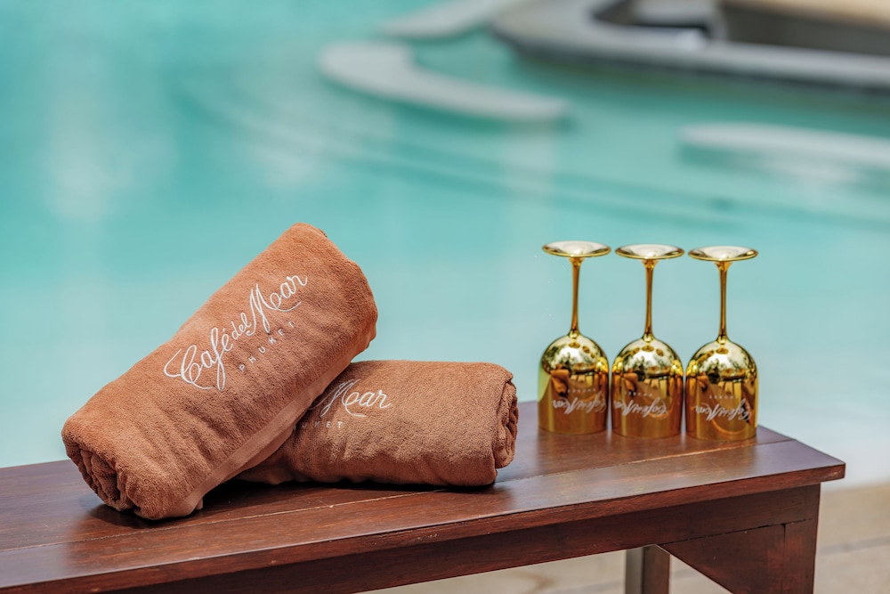 Poolside bar