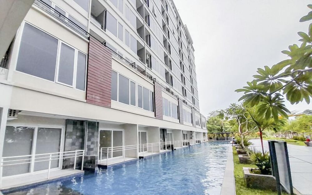Indoor/outdoor pool