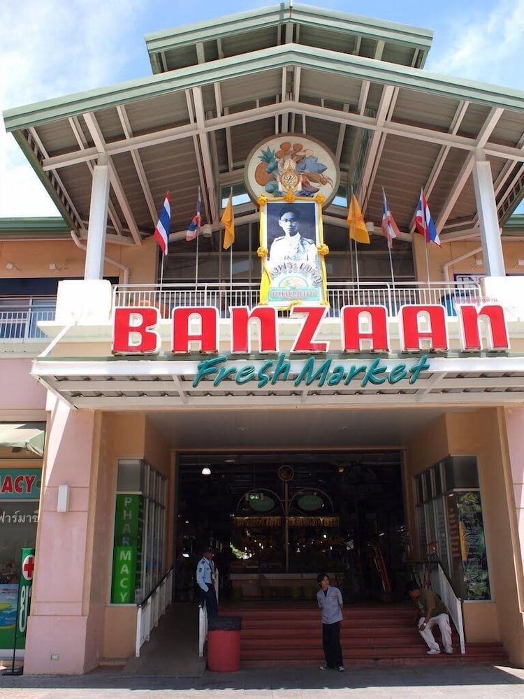 Shopping mall