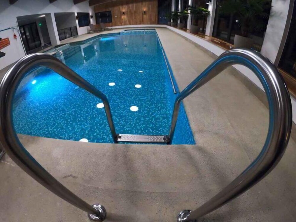 Indoor/outdoor pool
