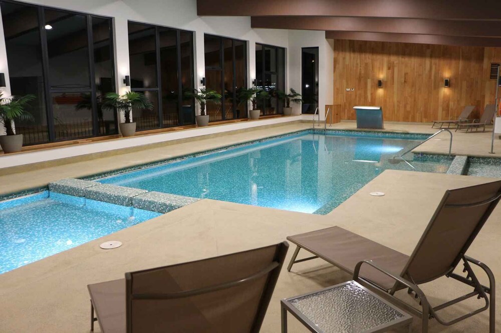 Indoor/outdoor pool