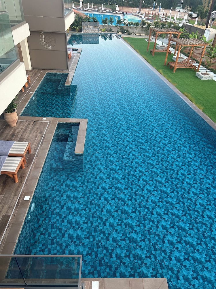 Indoor/outdoor pool