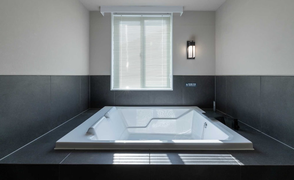 Private spa tub