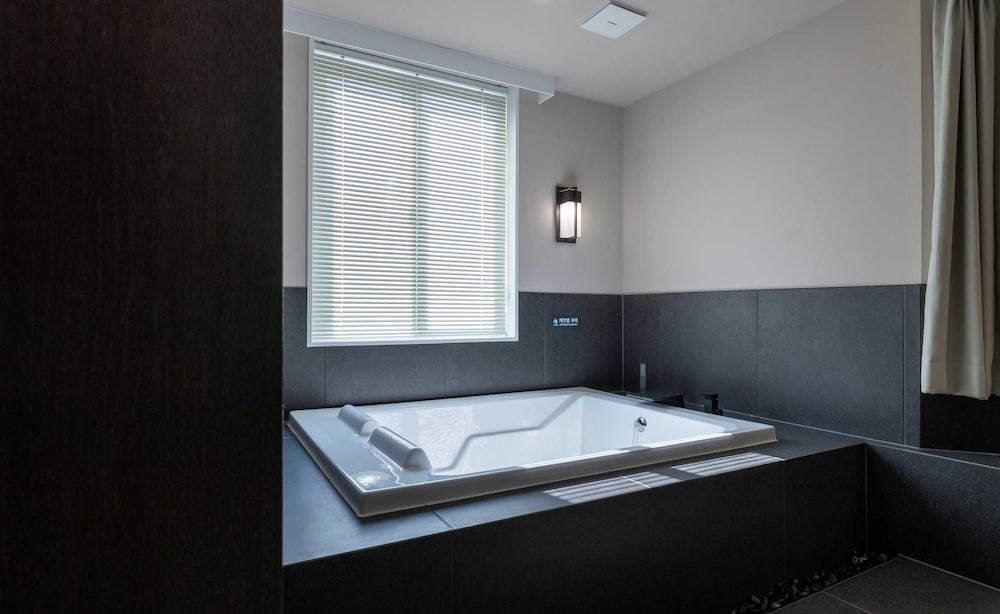 Private spa tub