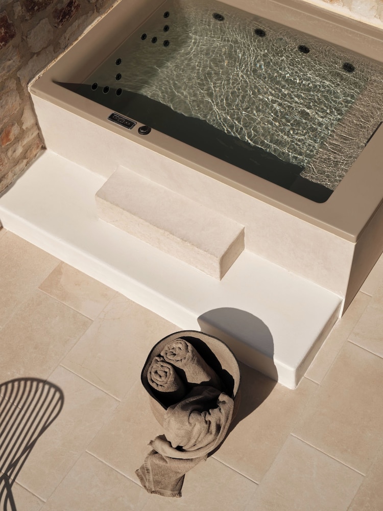 Private spa tub