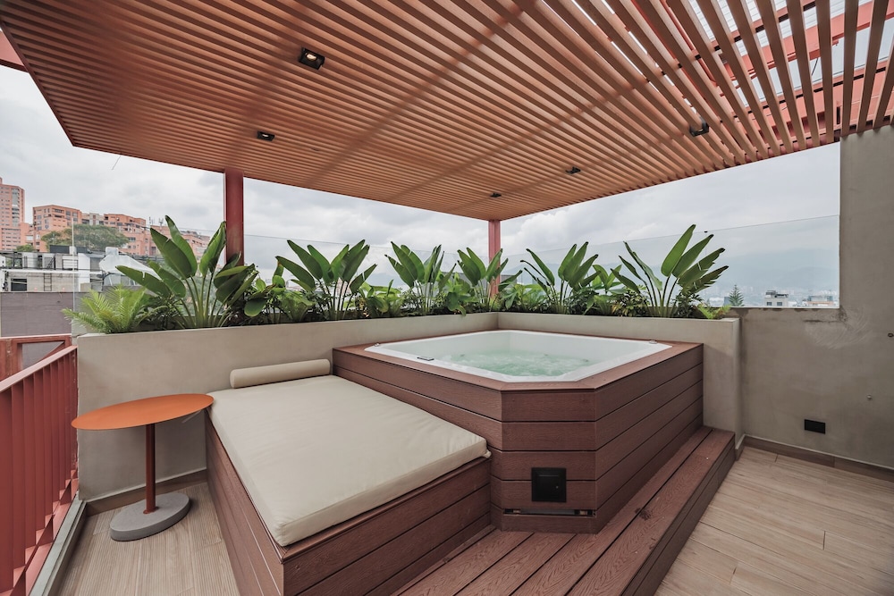 Jetted tub