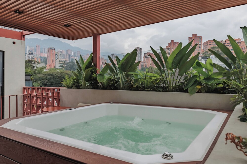 Jetted tub