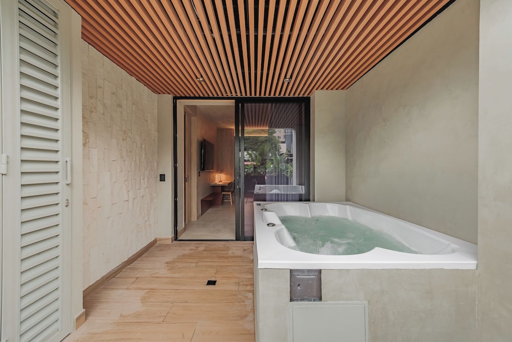 Private spa tub