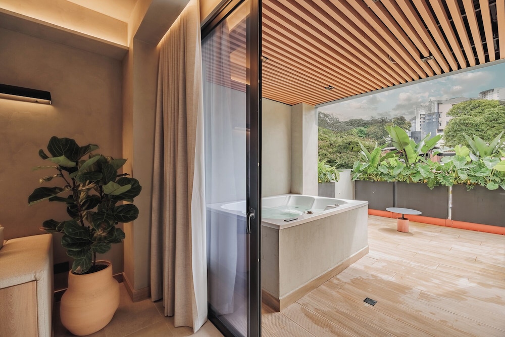 Private spa tub