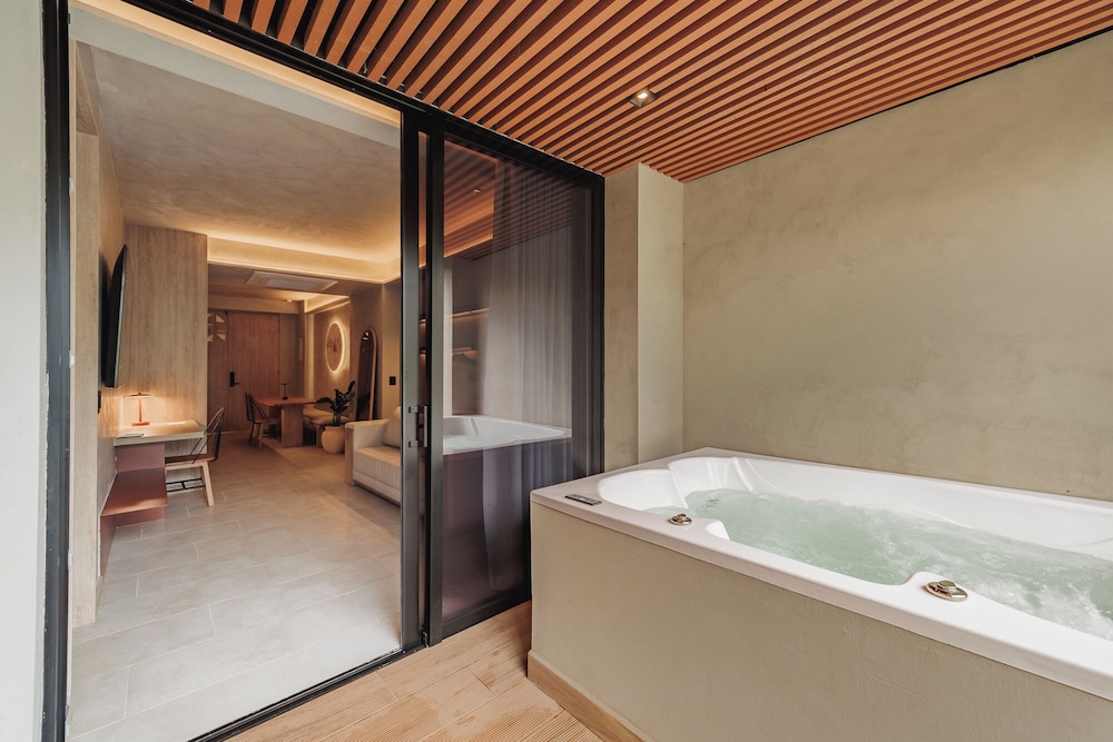 Private spa tub