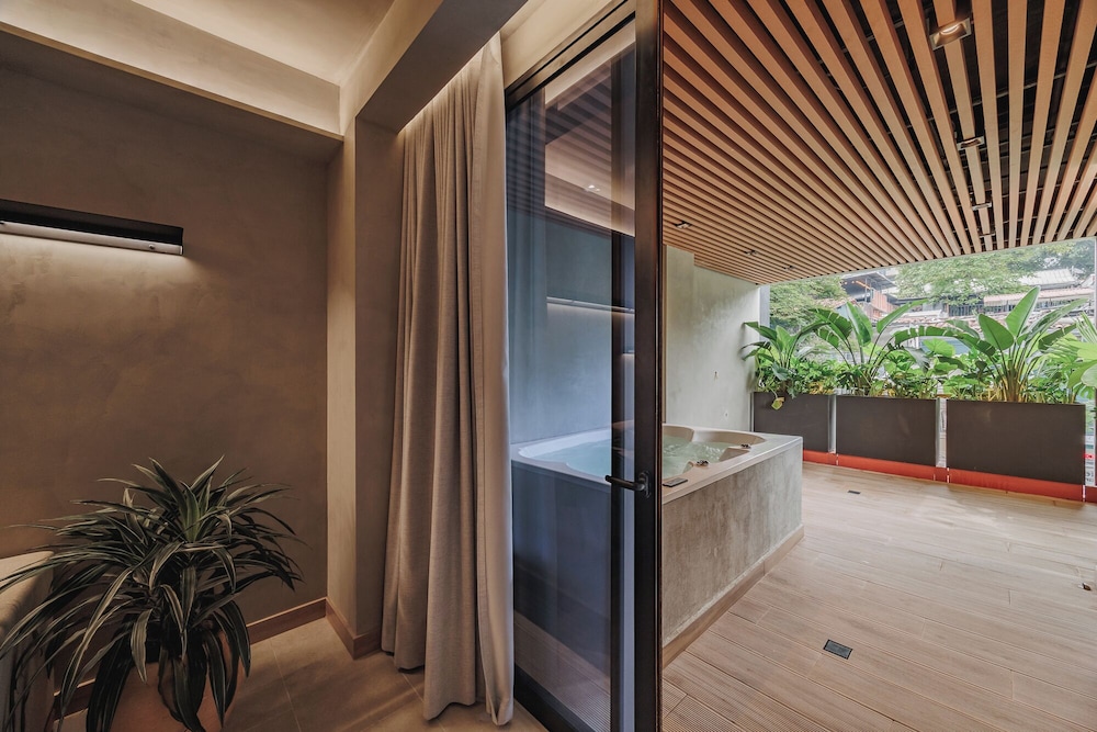 Jetted tub