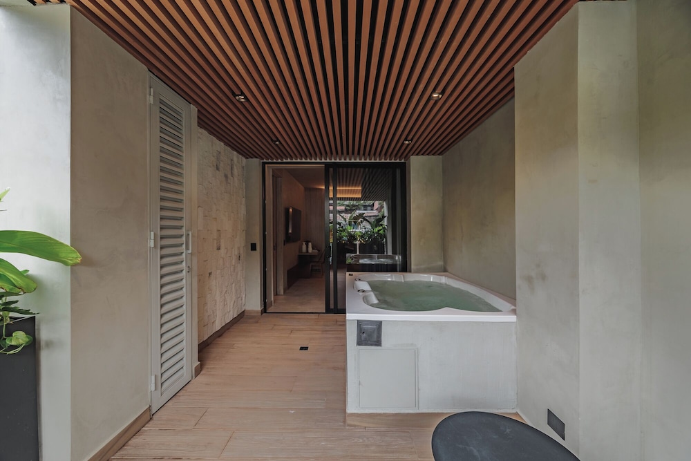 Jetted tub