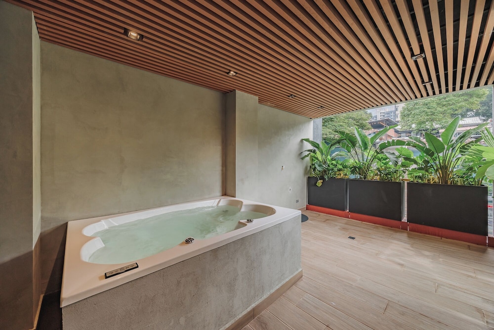 Jetted tub
