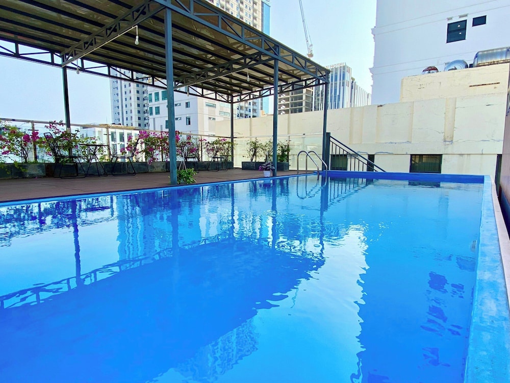 Indoor/outdoor pool