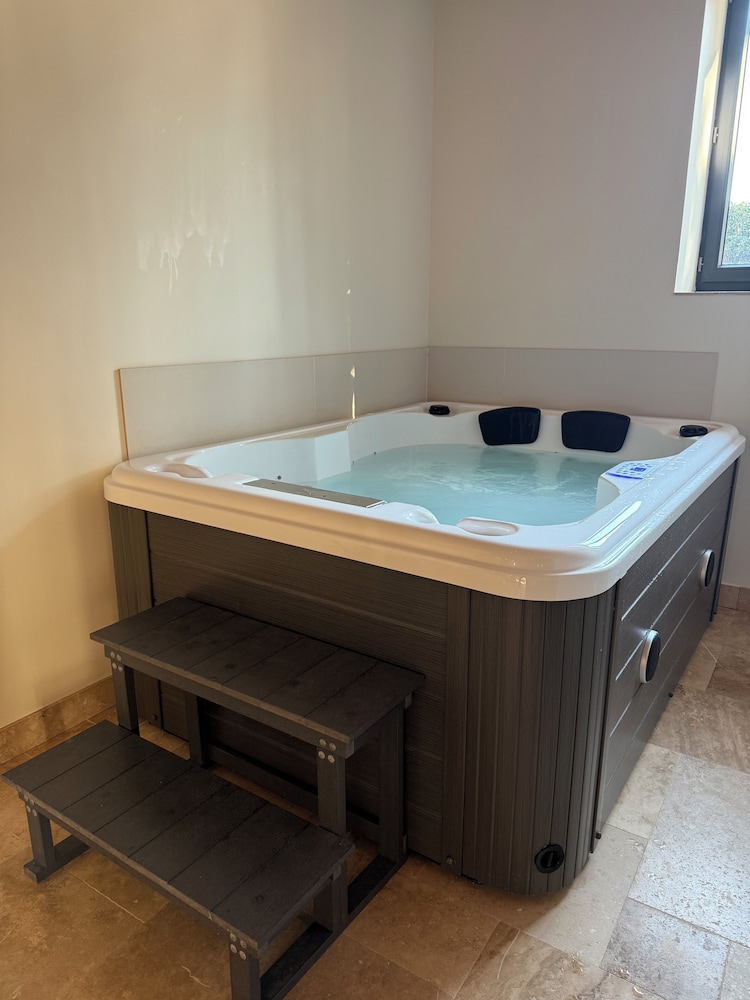 Indoor spa tub