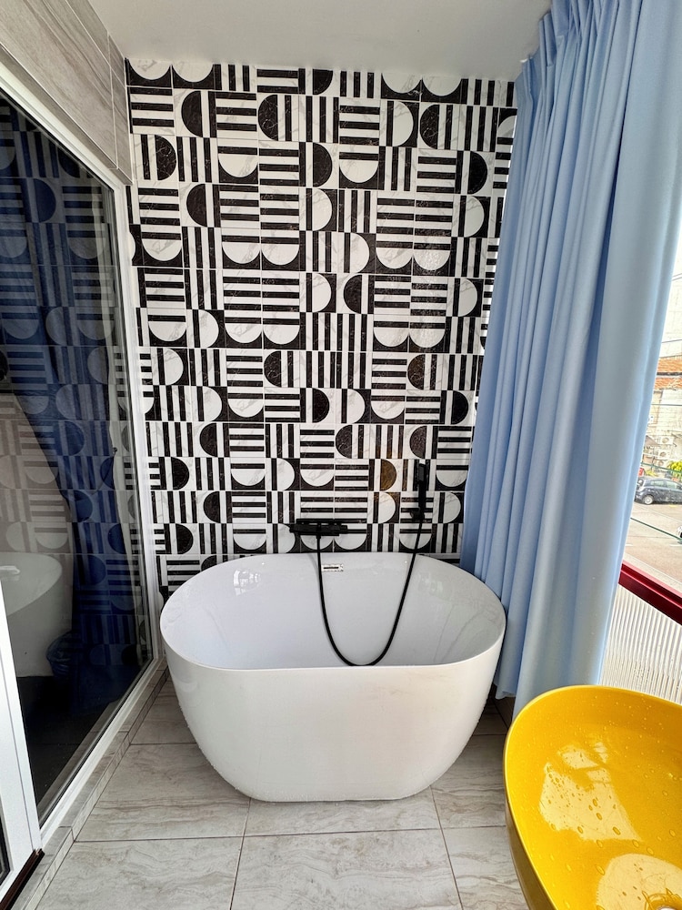 Deep soaking bathtub