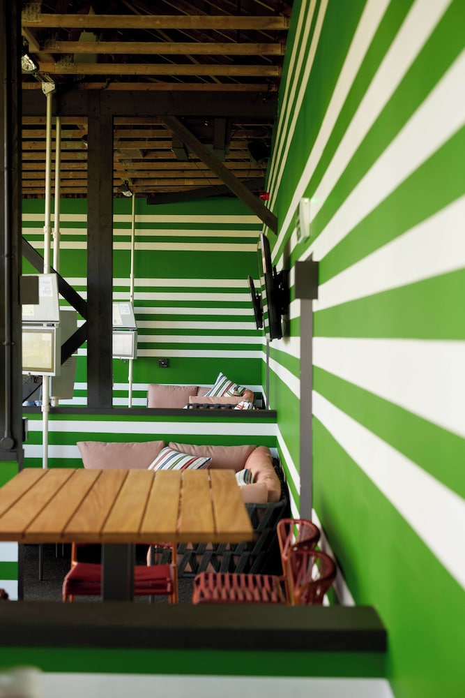 Indoor golf driving range