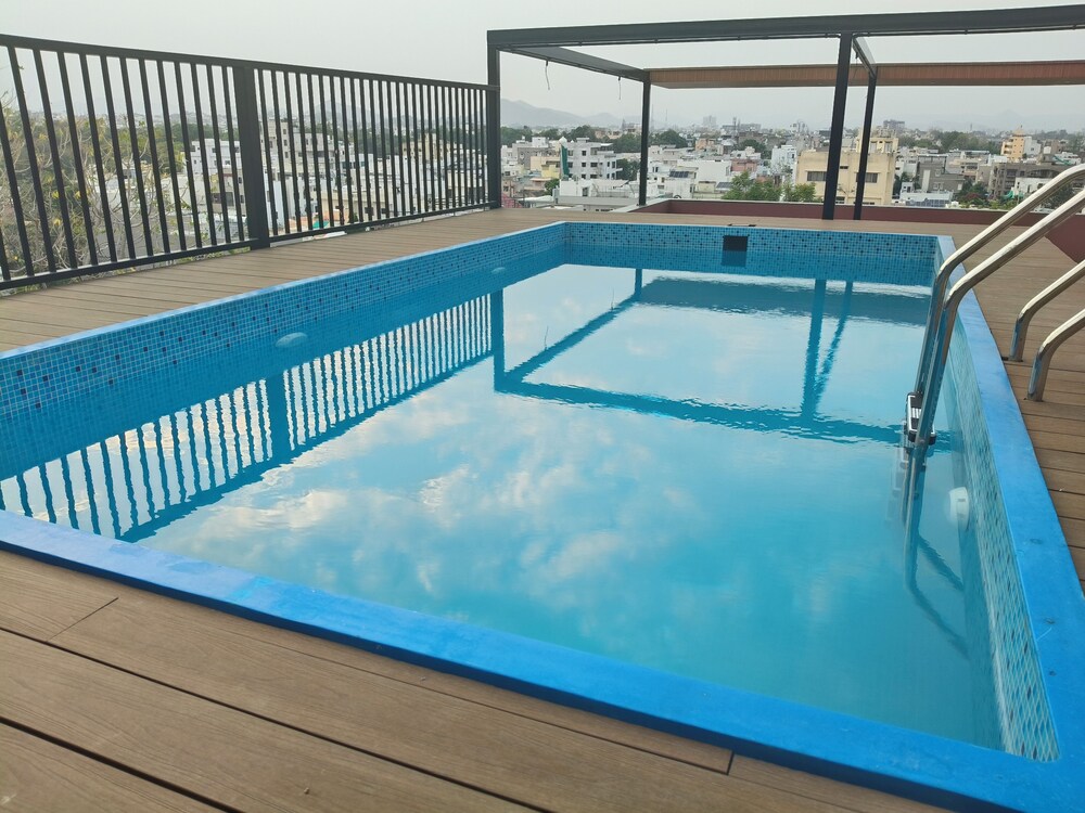 Rooftop pool