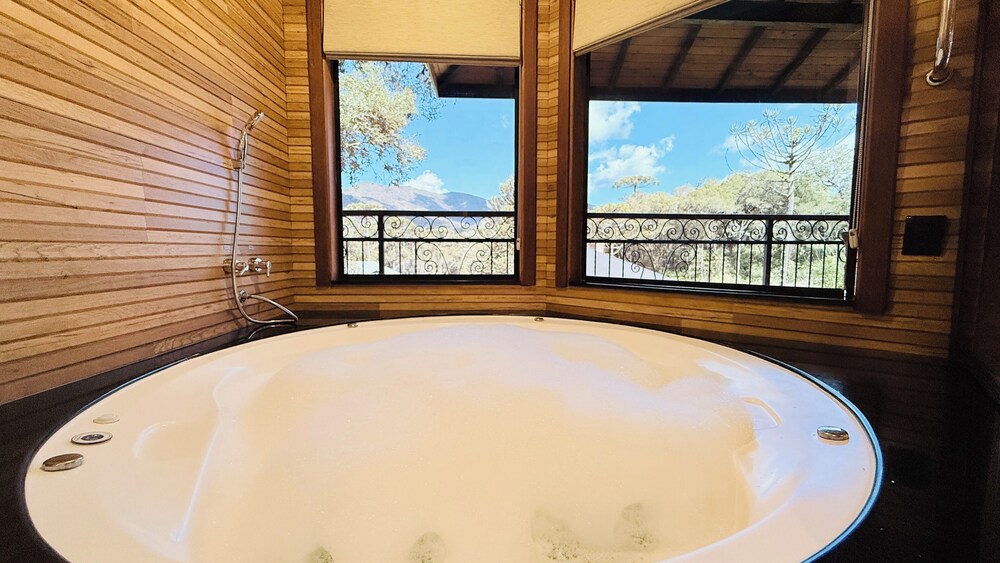 Jetted tub
