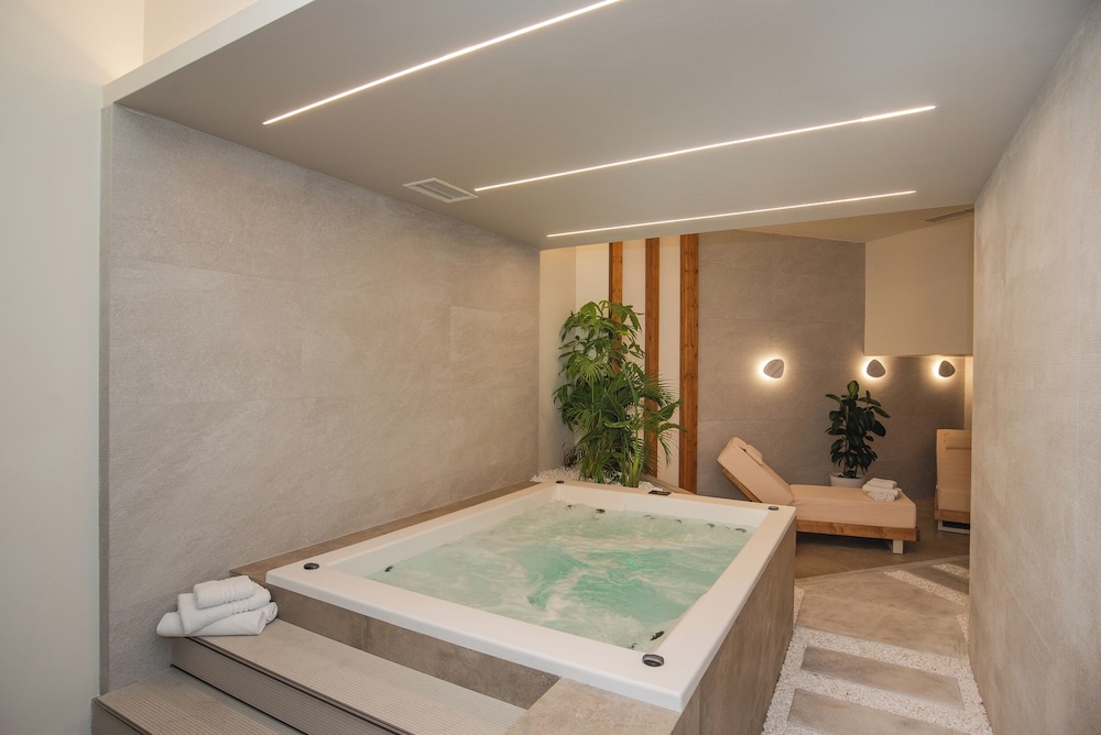 Indoor spa tub