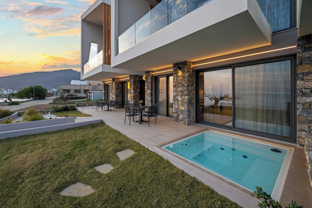 Private spa tub