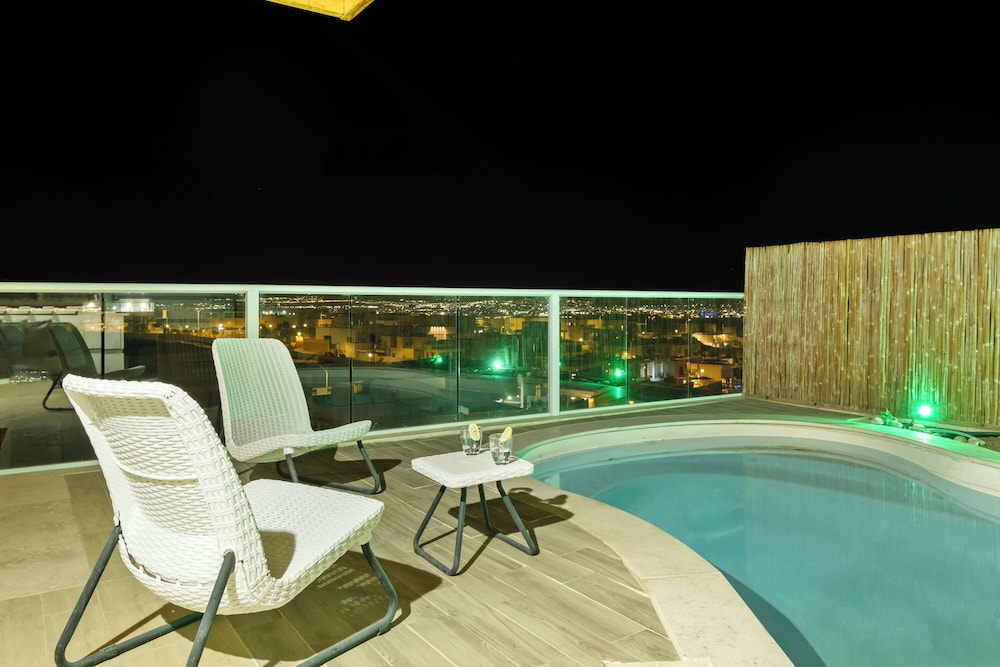 Rooftop pool