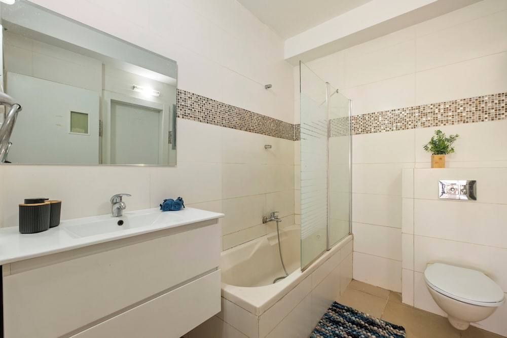 Deep soaking bathtub