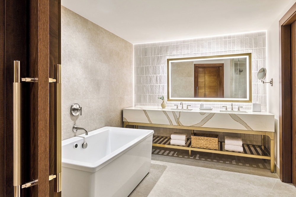 Deep soaking bathtub