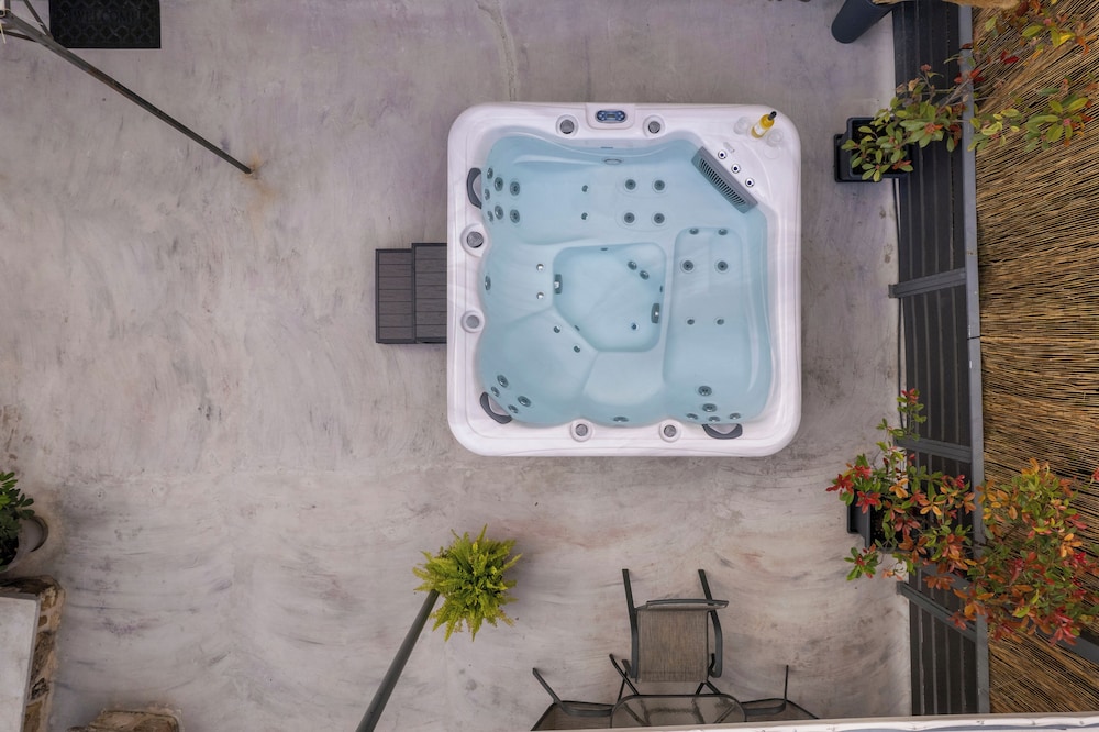 Private spa tub