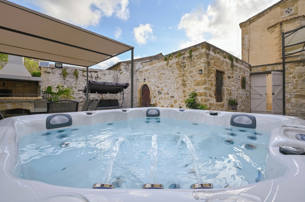 Private spa tub